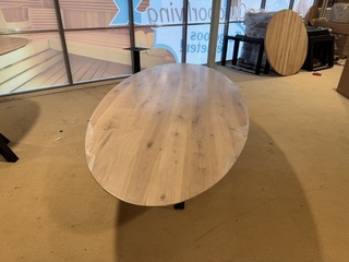 Eettafel, ovaal, naturel eikenhout, zwart metalen spinpoot